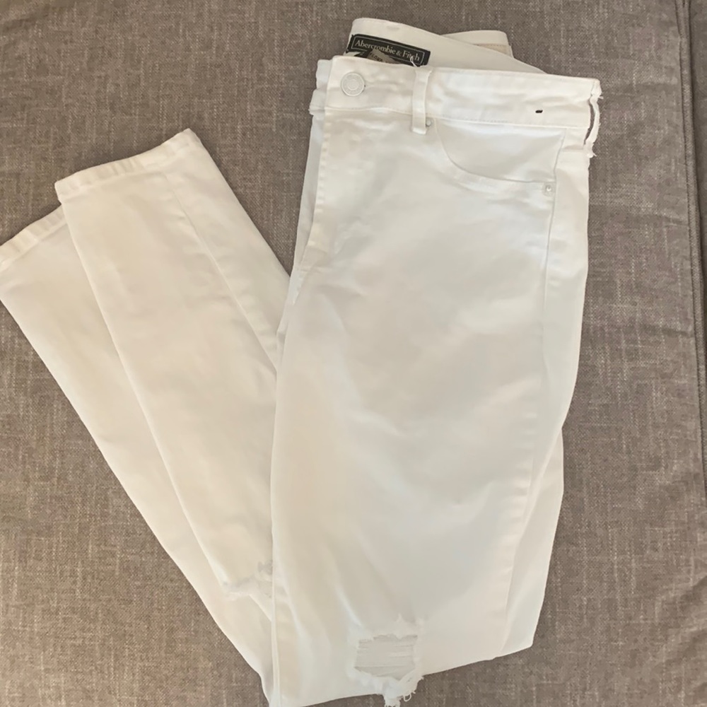 ABERCROMBIE AND FITCH White ripped skinny jeans